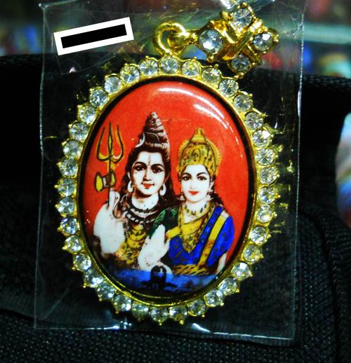 ล็อกเก็ตสีแขวน เจ้าแม่อุมาเทวีและพระศิวะ ล้อมกรอบขนาด 2 นิ้ว อย่างดีงสวยมั๊กๆ ครับ