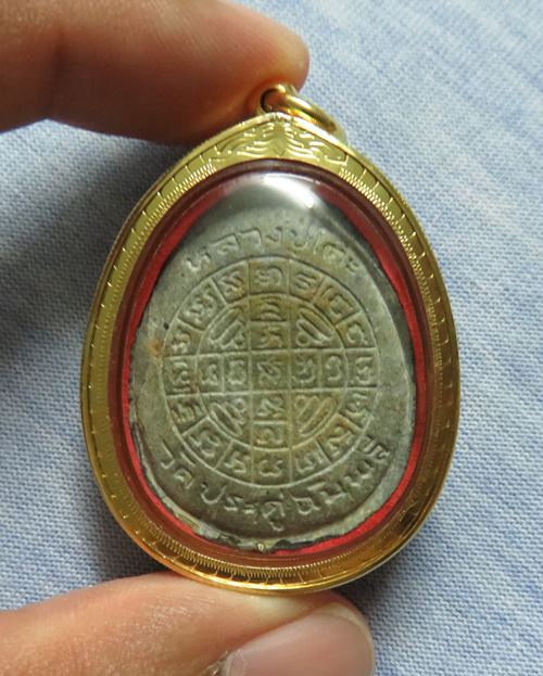 จัมโบ้ 2 เนื้อใบลาน + เลี่ยมทองสั่งทำ หนาๆ เปอร์เซ็นต์สูง ... เส้นสายคมกริ๊ป มาดหล่อ ยันต์หลังเด้งๆ