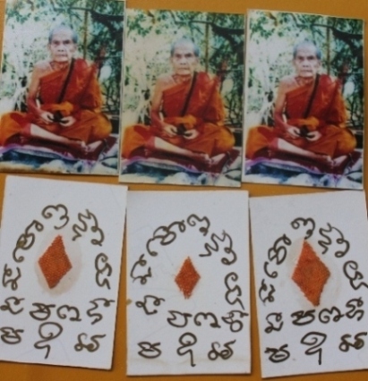 ((เคาะเดียวแดง)) รูปถ่ายหลวงปู่หมุน ขนาดประมาณ 1.5 นิ้ว หลังจาร+จีวร (ทีเดียว 6 ใบ)