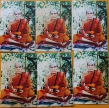 ((เคาะเดียวแดง)) รูปถ่ายหลวงปู่หมุน ขนาดประมาณ 1.5 นิ้ว หลังจาร+จีวร (ทีเดียว 6 ใบ)