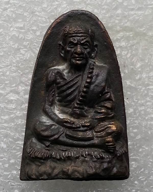 รูปหล่อหลวงปู่หมุน ฐิตสีโล พิมพ์เตารีด พร้อมกล่องเดิมๆครับ