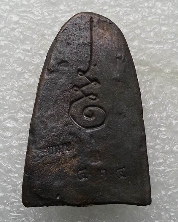 รูปหล่อหลวงปู่หมุน ฐิตสีโล พิมพ์เตารีด พร้อมกล่องเดิมๆครับ