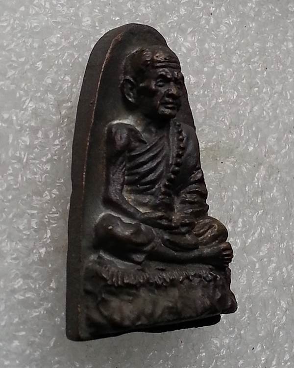 รูปหล่อหลวงปู่หมุน ฐิตสีโล พิมพ์เตารีด พร้อมกล่องเดิมๆครับ