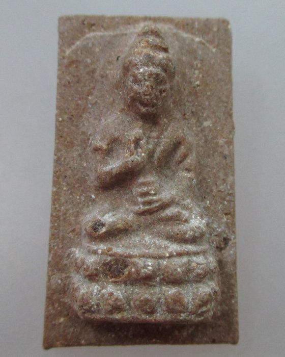 พระกริ่งดีดน้ำมนต์ครึ่งซีกเนื้อผงน้ำมันไม่ทราบที่ครับ