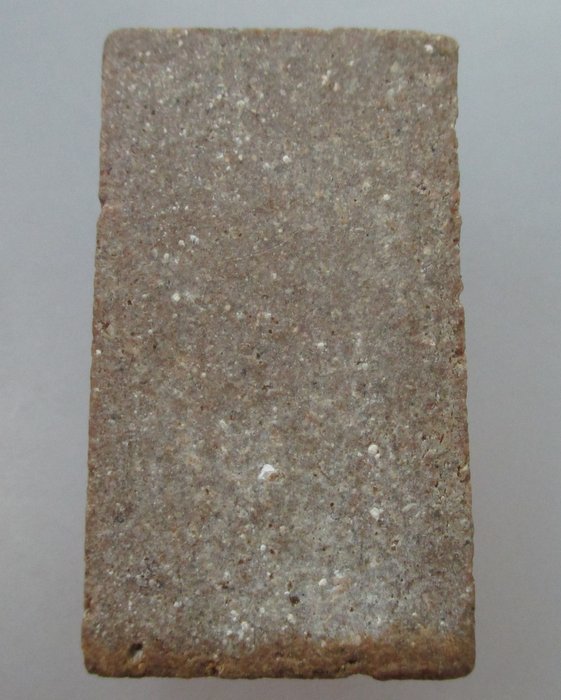 พระกริ่งดีดน้ำมนต์ครึ่งซีกเนื้อผงน้ำมันไม่ทราบที่ครับ