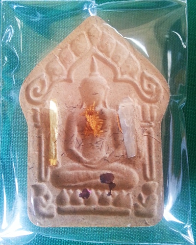 พระขุนแผนผงพรายกุมาร 7 รอบ พิมพ์ใหญ่ เนื้อผงยานัตถุ์ผสมผงพรายกุมารหลังแบบ ฝังตะกรดสาริกาทองเงิน 