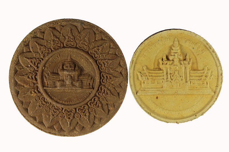 พระผงจักพรรดิชัยมงคล รุนมหามงคลเศรษฐี วัดหลวงพ่อสดธรรมกายาราม ราชบุรี ปี ๒๕๕๐ 2 องค์