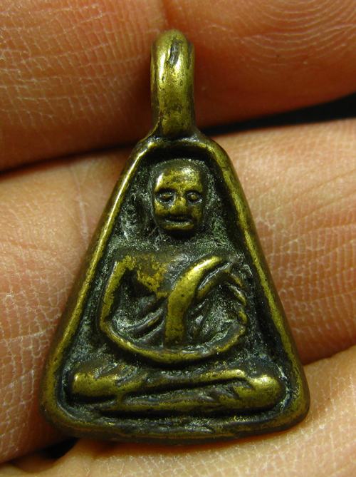 เหรียญจอบหลวงพ่อเงิน เนื้อสวยไม่ทราบที่ครับ