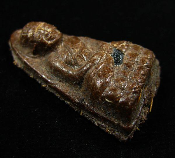  พระพิมพ์หลวงปู่ทวด เนื้อว่านชานหมาก พลอยเสก ฝังตะกรุดด้านหลัง ออกวัดป่าช่องกุ่ม 2543 (3) 