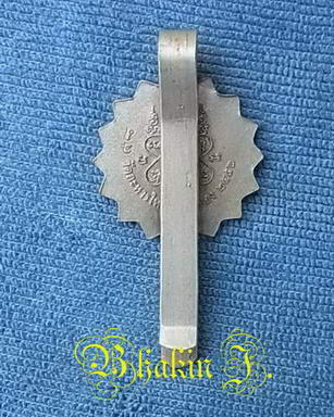 แหนบเนื้อนวะลงยาสีแดง หลวงพ่อสิน วัดละหารใหญ่ รุ่น ซื้อที่ดิน ปี ๕๒ ตอกโค็ต + หมายเลขสองหลัก สวย ๕๘ 