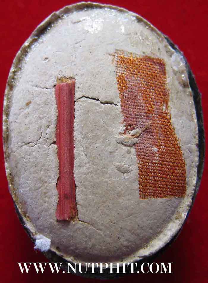 ล็อกเก็ต หลังผงพุทธคุณ+ธูปที่หลวงพ่อใช้ไหว้พระ+จีวร ลพ.เกษม เขมโก*195