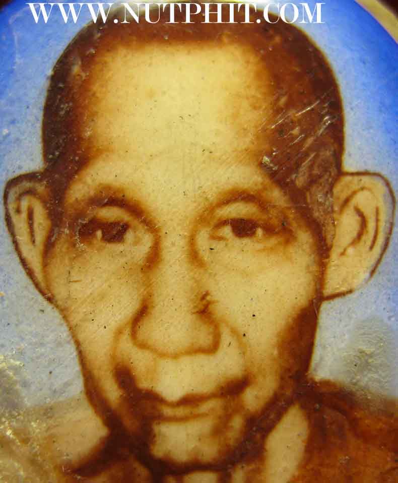 ล็อกเก็ต หลังผงพุทธคุณ+ธูปที่หลวงพ่อใช้ไหว้พระ+จีวร ลพ.เกษม เขมโก*195