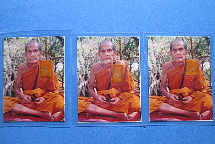 วัดใจ200+รูปถ่ายหลวงปู่หมุน ออกวัดซับลำใย ปี2543กว้าง1.5 นิ้ว สูง 2 นิ้ว ติดจีวร +เกศา+ตอกโค๊ตนะ