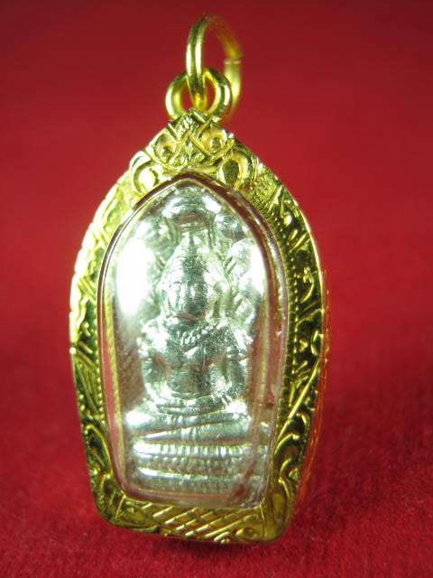 ปรกใบมะขาม หลวงพ่อสาคร วัดหนองกรับ เนื้อเงิน ปี 53 พร้อมเลี่ยมทองแท้สวยงามพร้อมใช้ครับ