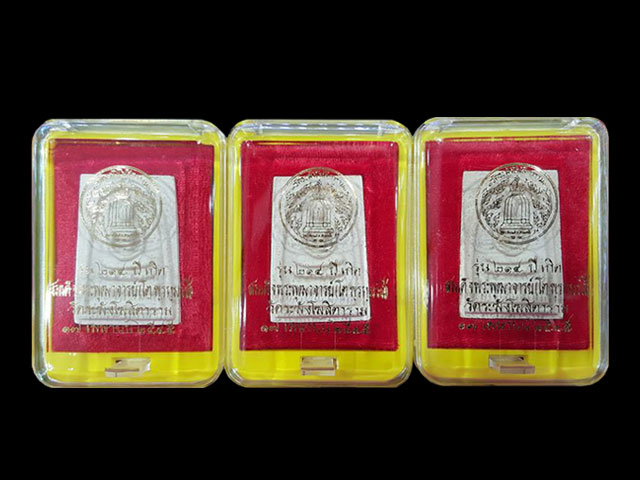 ***พระสมเด็จวัดระฆัง รุ่น 214 เกิด(โต พรหมรังสี) พิมพ์ใหญ่ทรงนิยม เกศทะลุซุ้ม ปี 2545***ชุด 3 องค์