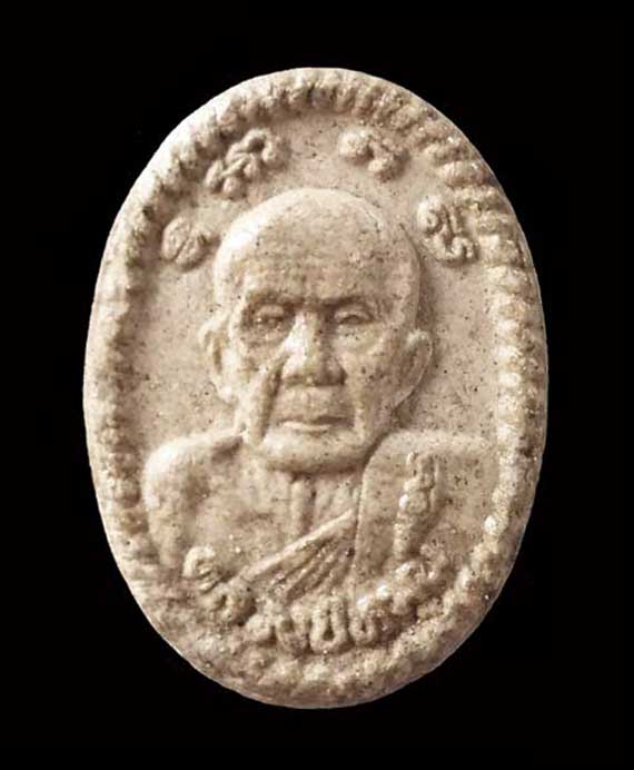 พระผงยันต์ดวงเศรษฐี หลวงปู่หมุน ปี43 เนื้อขาว สภาพหูตา ชัด ยันต์ชัด เคลือบแล็คบางๆ