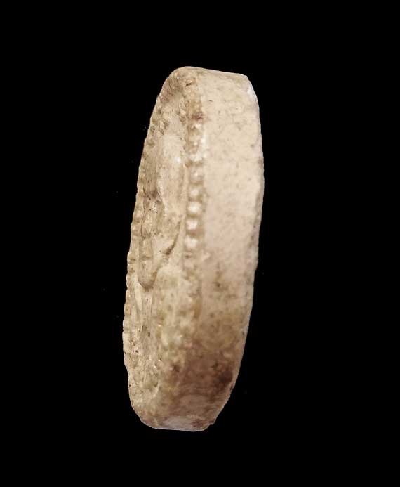 พระผงยันต์ดวงเศรษฐี หลวงปู่หมุน ปี43 เนื้อขาว สภาพหูตา ชัด ยันต์ชัด เคลือบแล็คบางๆ