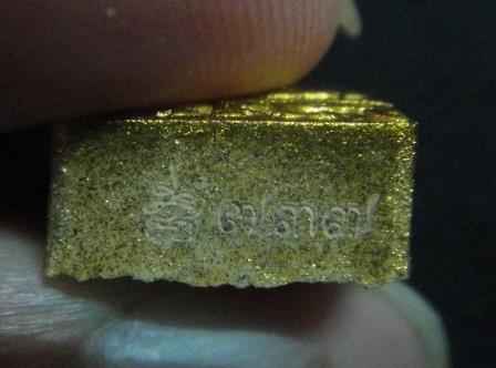 ขุนแผนพรายกุมาร รุ่นพรายทอง พิมพ์เล็ก เนื้อเหลืองโรยพลอย เลข 737