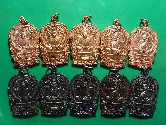 แบ่งกันไปทำกำไรครับ เคาะเดียว 20 องค์ เหรียญนั่งพาน หลวงพ่อเกตุ วัดเกาะหลัก พ.ศ.2537