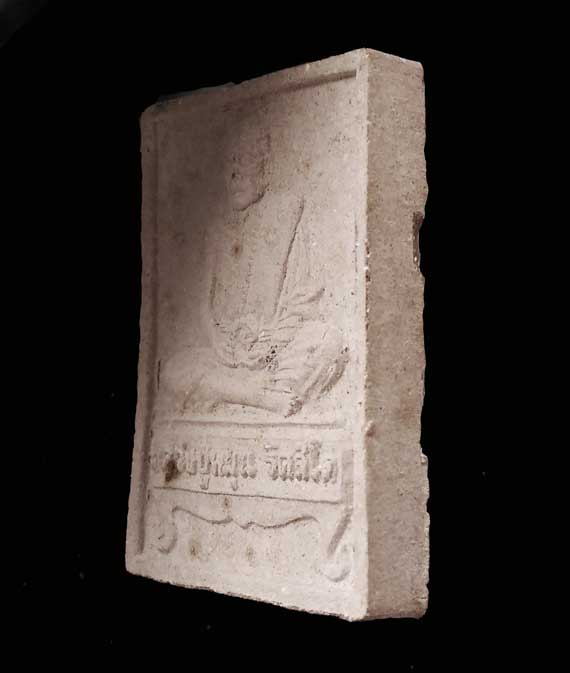 เคาะเดียวแดง พระผงรูปเหมือนนั่งตั่ง รุ่นแรก หลวงปู่หมุน วัดป่าหนองหล่ม ปี๔๒  ประคำเด่งๆ  สวยคมชัด 