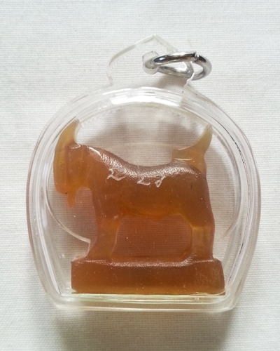 แพะแกะเขาควายเผือก สีน้ำผึ้ง หลวงพ่อสิน วัดระหารใหญ่ ระยอง ขนาดฐาน 2.5ซ.ม