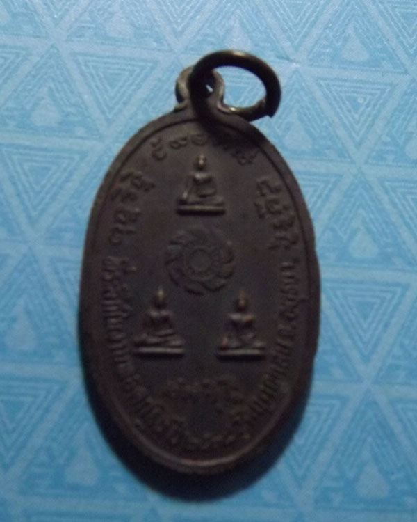 เหรียญยืนอุ้มบาตร หลวงปู่ชื้น วัดญาณเสน จ.อยุธยา