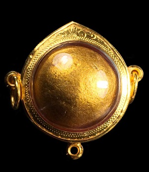 เคาะเดียว 1#...ลูกอมเมตตามหานิยม หลวงพ่อสาคร โค๊ตเลข 3 สร้างแค่ 999ลูก (นิยม หายาก) เลี่ยมทองสามห่วง