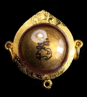 เคาะเดียว 2#...ลูกอมเมตตามหานิยม หลวงพ่อสาคร โค๊ตเลข 3 สร้างแค่ 999ลูก (นิยม หายาก) เลี่ยมทองสามห่วง