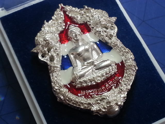 เหรียญหล่อฉลุบรรจุกริ่งพระพุทธสิหิงค์ เนื้อเงินลงยาธงชาติ.