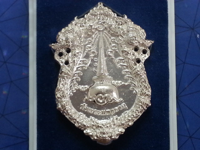 เหรียญหล่อฉลุบรรจุกริ่งพระพุทธสิหิงค์ เนื้อเงินลงยาธงชาติ.