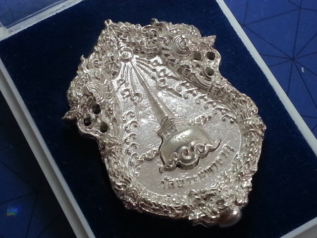 เหรียญหล่อฉลุบรรจุกริ่งพระพุทธสิหิงค์ เนื้อเงินลงยาธงชาติ.