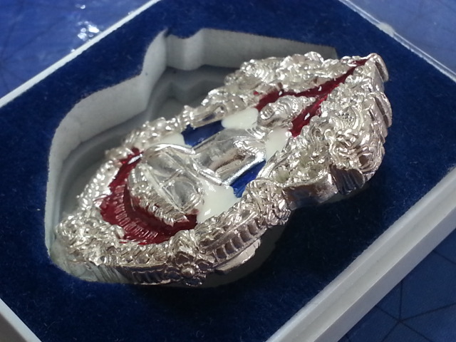 เหรียญหล่อฉลุบรรจุกริ่งพระพุทธสิหิงค์ เนื้อเงินลงยาธงชาติ.