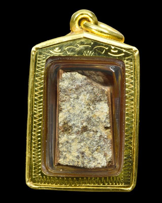 พระกรุนาดูนตัดเดียว จ.มหาสารคาม เนื้อดิน โซนเข้ม(มะขามเปียก)คราบขาว สภาพสวย+เลี่ยมทองหนาหนา+บัตรรับร