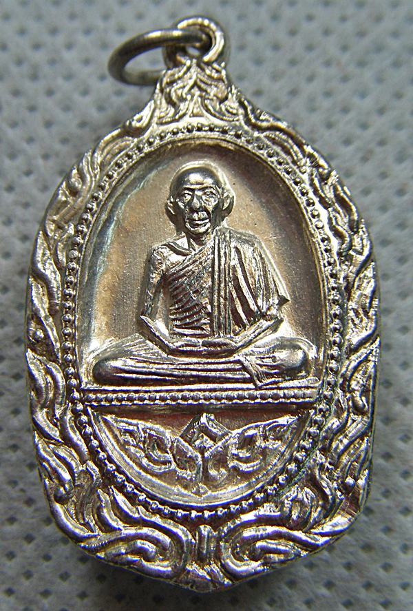 หลวงพ่อเกษม เขมโก จ.ลำปาง เหรียญครบรอบ๗๙ปีเนื้อเงินฉลองมณฑปปี๓๓สวยครับ