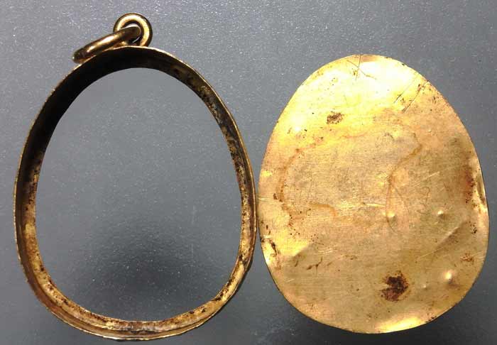 กรอบทองคำเก่าเปอร์เซ็นต์ทองสูง แกะลายปิดหลังทรงพระปิดตา หนัก 4.4 กรัม ไม่แพงครับ