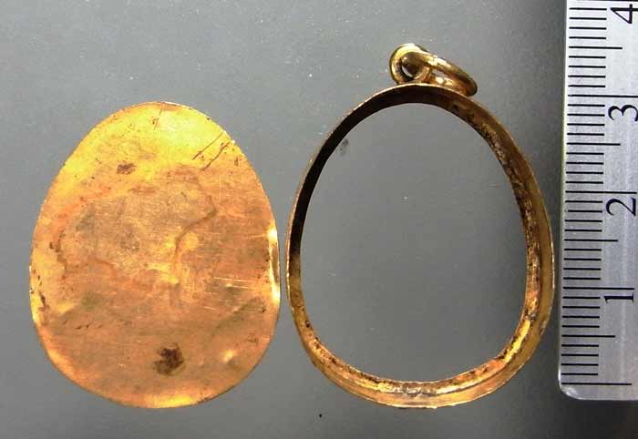 กรอบทองคำเก่าเปอร์เซ็นต์ทองสูง แกะลายปิดหลังทรงพระปิดตา หนัก 4.4 กรัม ไม่แพงครับ