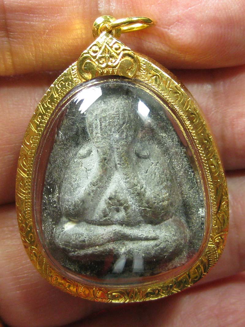 (3) พระปิดตา "รุ่นปลดหนี้ พิมพ์หลังยันต์ตรี" เนื้อผงใบลาน ปี 2521