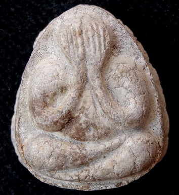 พระปิดตามหาเสน่ห์ หลังยันต์พุทโธ เนื้อเกสรน้ำตาลปิ๊บ คราบกรุ