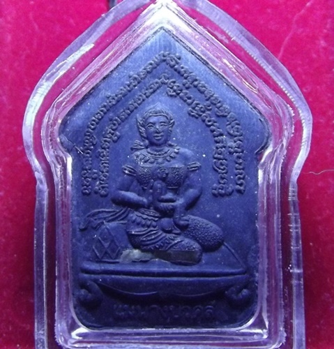 พระขุนแผนนางบัวคลี่ ปี 2544 เนื้อดำ โรยผงตระใบ ตระกรุตเงิน หลวงพ่อสาคร วัดหนองกรับ