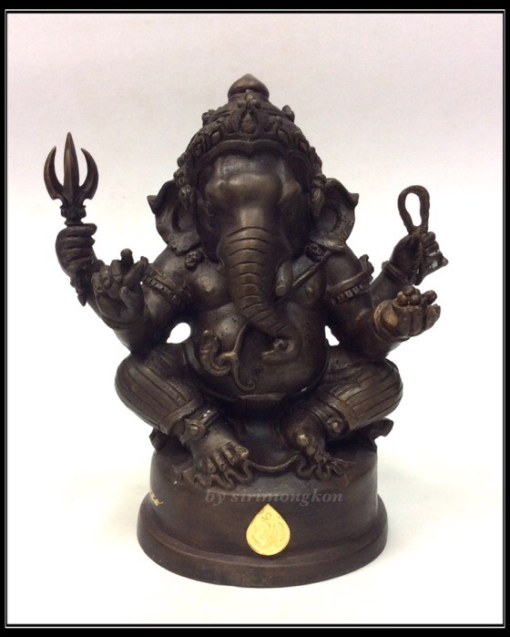 พระพิฆเนศ ปางนั่งบรมครู รุ่น 100 ปี กรมศิลปากร ขนาดบูชา หน้าตัก 4 นิ้วครึ่ง เนื้อโลหะผสม No.1905