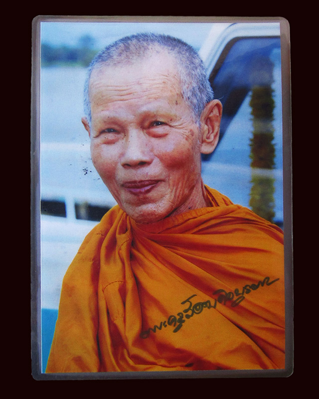 รูปถ่ายบูชา หลวงปู่บัว ถามโก วัดศรีบุรพาราม จ.ตราด ขนาด ๔ x ๖ นิ้ว ด้านหลัง ติดเกศาและจีวรห่ม