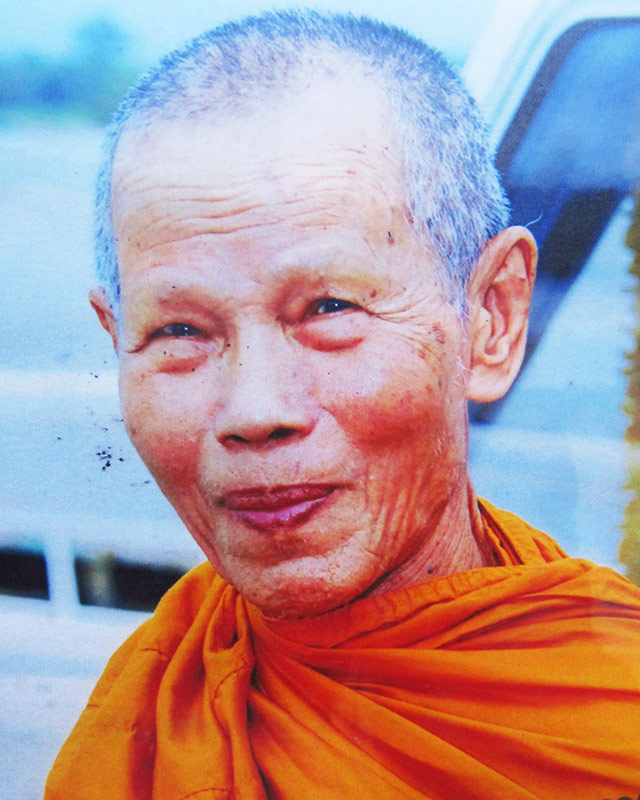 รูปถ่ายบูชา หลวงปู่บัว ถามโก วัดศรีบุรพาราม จ.ตราด ขนาด ๔ x ๖ นิ้ว ด้านหลัง ติดเกศาและจีวรห่ม