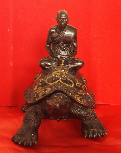 พระบูชา หลวงปู่หลิวนั่งเต่า เนื้อสัมฤทธิ์รมดำ มีกริ่ง จารเต็ม  วัดไร่แตงทอง สภาพสวย น่าบูชาครับ