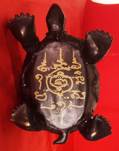 พระบูชา หลวงปู่หลิวนั่งเต่า เนื้อสัมฤทธิ์รมดำ มีกริ่ง จารเต็ม  วัดไร่แตงทอง สภาพสวย น่าบูชาครับ