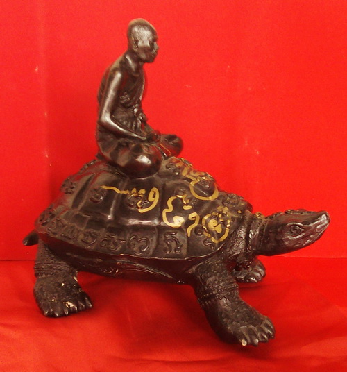 พระบูชา หลวงปู่หลิวนั่งเต่า เนื้อสัมฤทธิ์รมดำ มีกริ่ง จารเต็ม  วัดไร่แตงทอง สภาพสวย น่าบูชาครับ