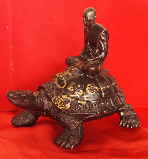 พระบูชา หลวงปู่หลิวนั่งเต่า เนื้อสัมฤทธิ์รมดำ มีกริ่ง จารเต็ม  วัดไร่แตงทอง สภาพสวย น่าบูชาครับ