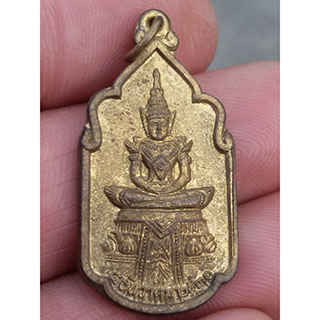 เหรียญพระแก้วมรกต หลัง 9 มหาราช ปี 30.