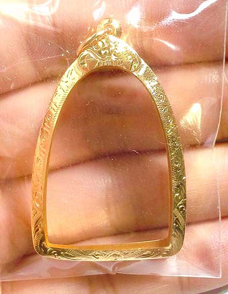  กรอบทองยกซุ้ม ใส่พระรูปหล่อเทพประทานพร หลวงพ่ออคูณ/ลพ.เงิน น้ำหนัก 1.84กรัมราคา2890บาท 