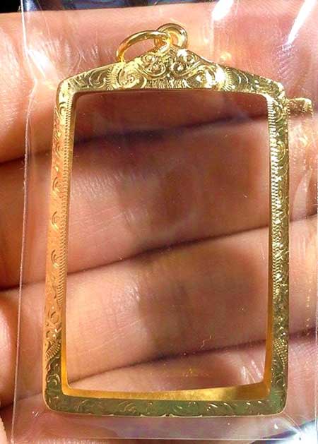 กรอบทองคำแท้ ยกซุ้มหัวสิงห์ ใส่พระสมเด็จทั่วไป/รูปถ่ายกว้าง 2.4ซม.สูง3.6ซม.นน.2.20กรัมราคา 3320บาท