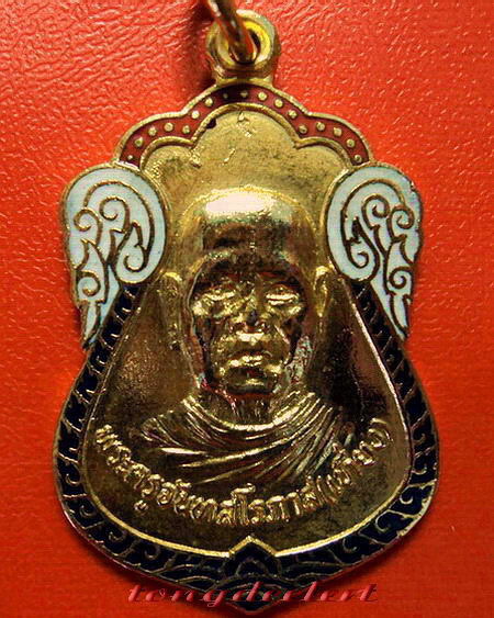 เหรียญหลวงพ่อเที่ยง วัดม่วงชุม จ.กาญจนบุรี รุ่นเสือเผ่น ปี 2519 กะไหล่ทองลงยา สวยมากค่ะ